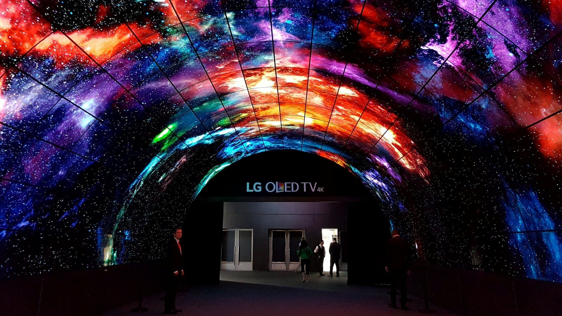 450 milionów pikseli – LG wita gości IFA 2016 tunelem OLED