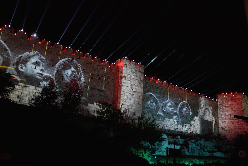 Projektory Epson oświetliły mury starego miasta w Jerozolimie