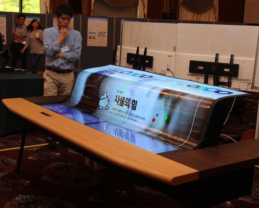 LG Display prezentuje 77-calowy wyświetlacz OLED – przezroczysty i elastyczny