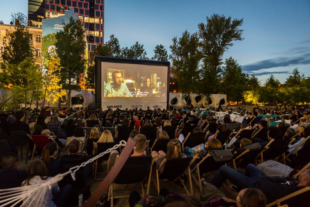 Kino Letnie QLED na placu Europejskim przyśpiesza