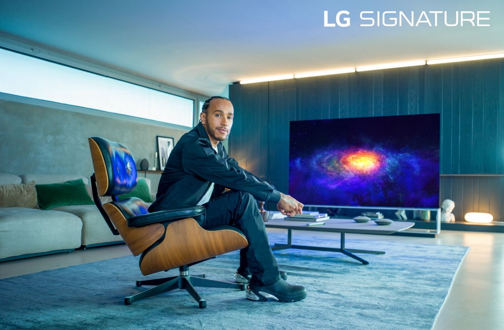 Lewis Hamilton – ambasadorem marki LG SIGNATURE. Używa m.in 88-calowego OLED TV Signature!