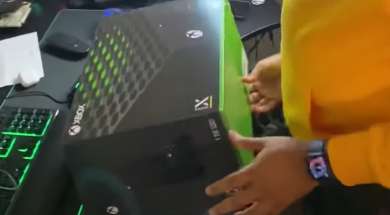 Microsoft Xbox Series X konsola unboxing pudełko
