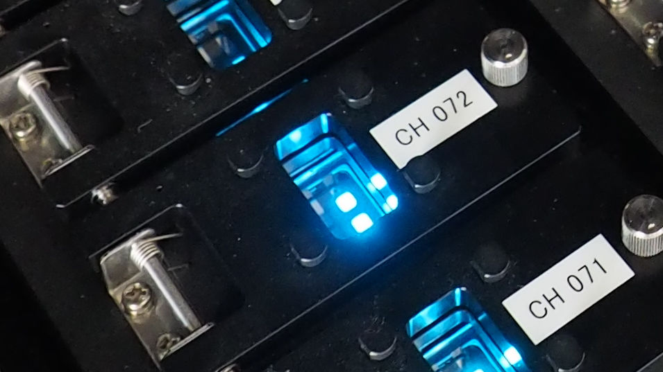 Przełom w technologii OLED? Naukowcy opracowali wysoce wydajne niebieskie diody hiperfluorescencyjne! Wyjaśniamy co to oznacza