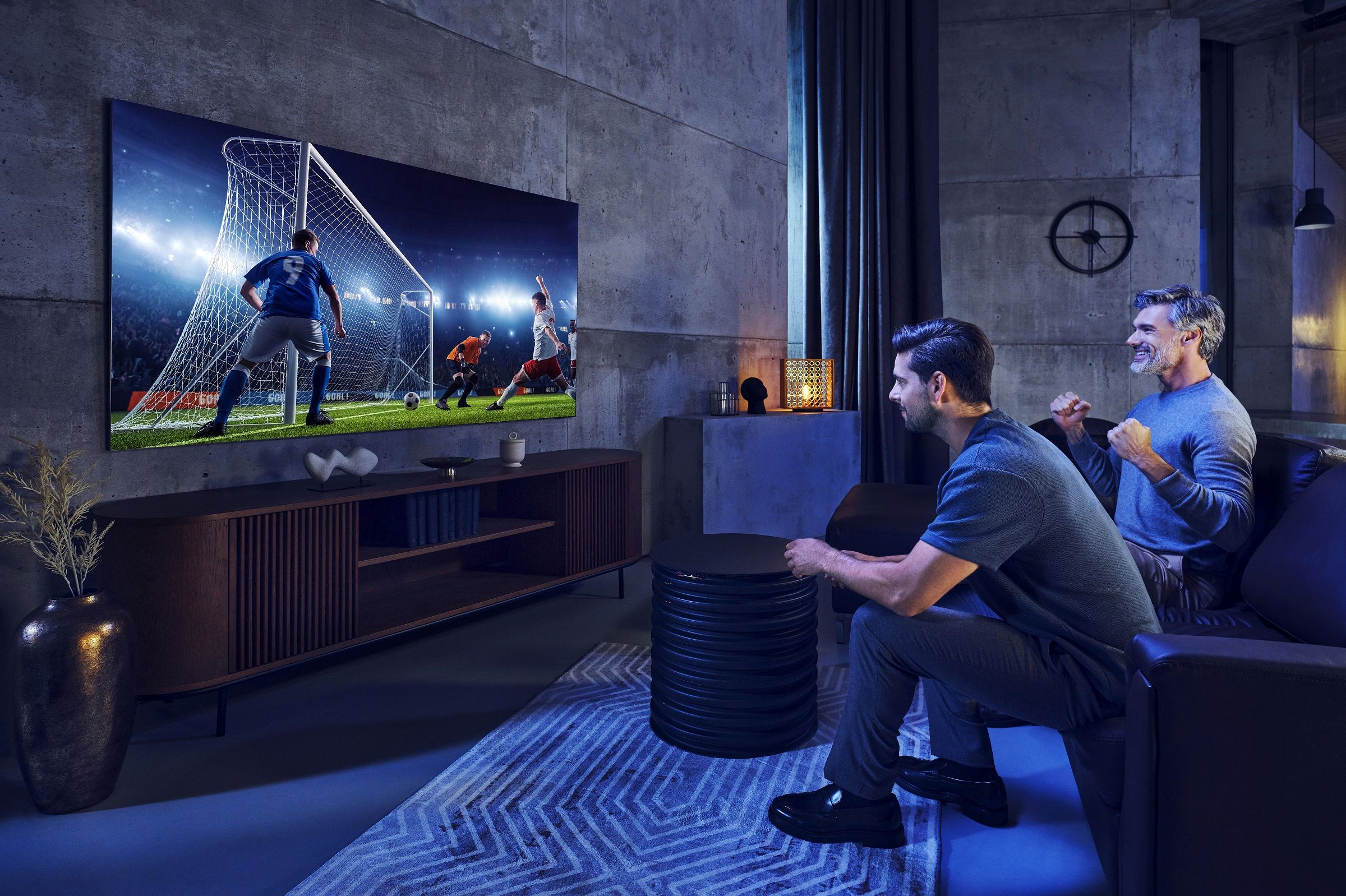 Ten telewizor i soundbar to podobno idealny duet do oglądania sportu. Warto kupić?