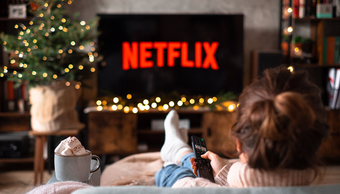 Najlepsze świąteczne filmy i seriale na Netflix! Co warto tam obejrzeć w ten magiczny czas?