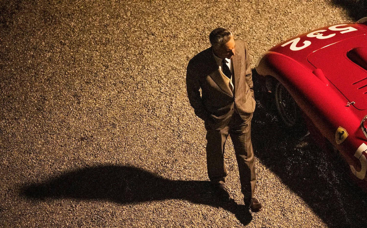 Recenzja filmu “Ferrari” – czy Adam Driver daje radę jako legendarna postać?