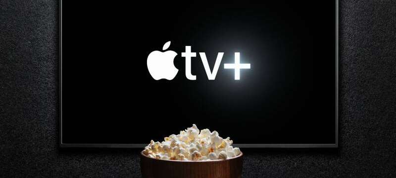 logo serwisu Apple TV+ na telewizorze miska popcornu