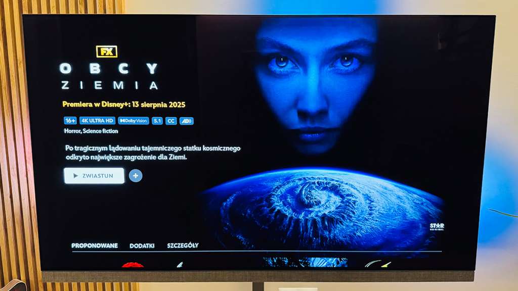 Karta serialu "Obcy: Ziemia" w serwisie Disney+ na telewizorze