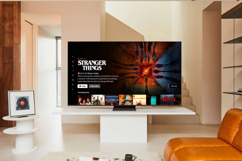 Telewizor Samsung Neo QLED QN85F widoczny na meblu w salonie z włączonym serwisem Netflix na ekranie