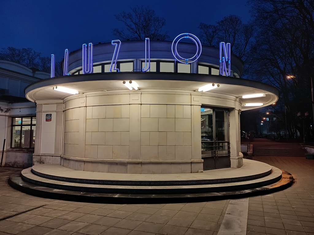 Kino-iluzjon-budynek-neon