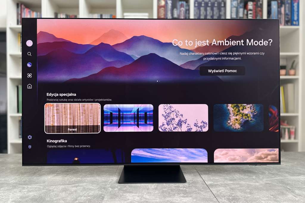 Ekran telewizora Samsung OLED S95F i system Tizen widoczny od frontu na stole - test HDTVPolska