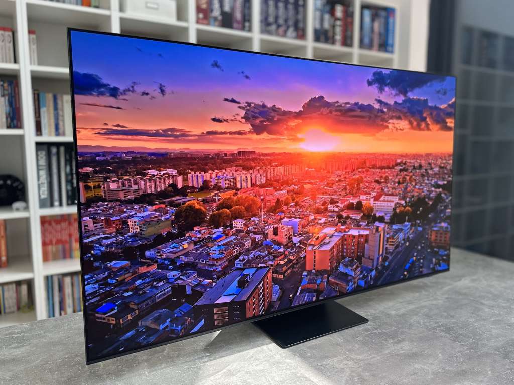 Ekran telewizora Samsung OLED S95F widoczny od frontu na stole - test HDTVPolska