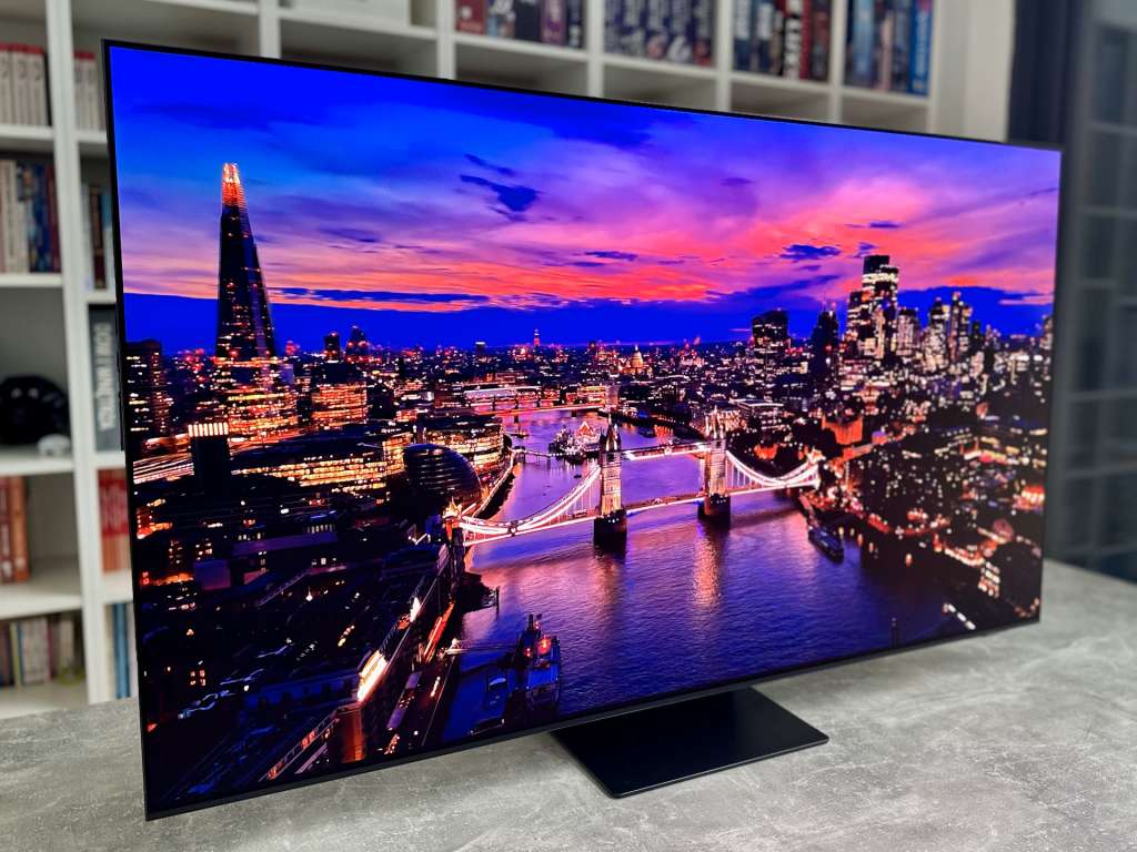 Ekran telewizora Samsung OLED S95F widoczny od frontu na stole - test HDTVPolska