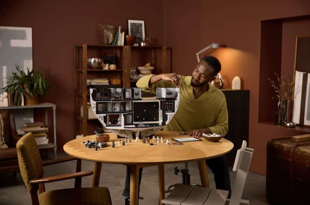 Mężczyzna budujący zestaw klocków LEGO® Star Wars Gwiazda Śmierci – Ultimate Collector Series 4