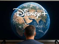 disney+, mężczyzna siedzący przed telewizorem 2