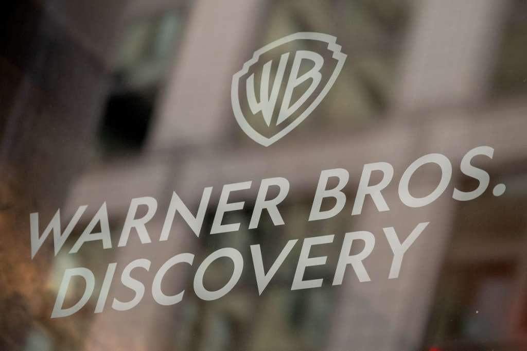 warner bros discovery logo na szybie