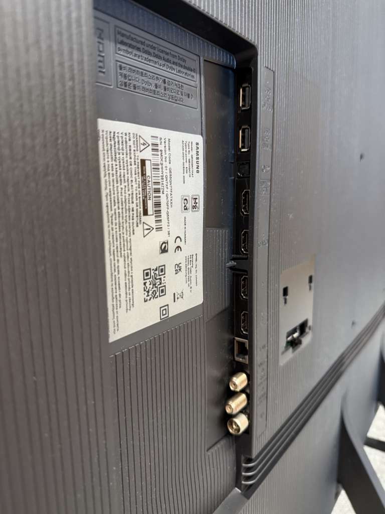 Złącza HDMI 2.1, LAN i antenowe w telewizorze Samsung QN77F – widok z tyłu obudowy.