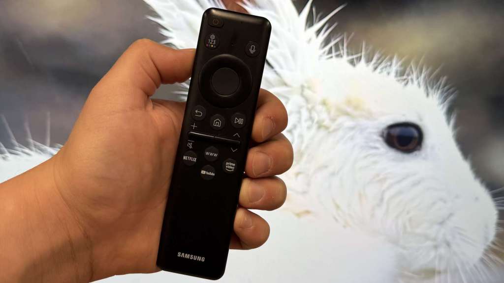 Pilot SolarCell w zestawie z telewizorem Samsung QN77F Pilot SolarCell do telewizora Samsung QN77F – minimalistyczny design i przyciski skrótów do aplikacji.