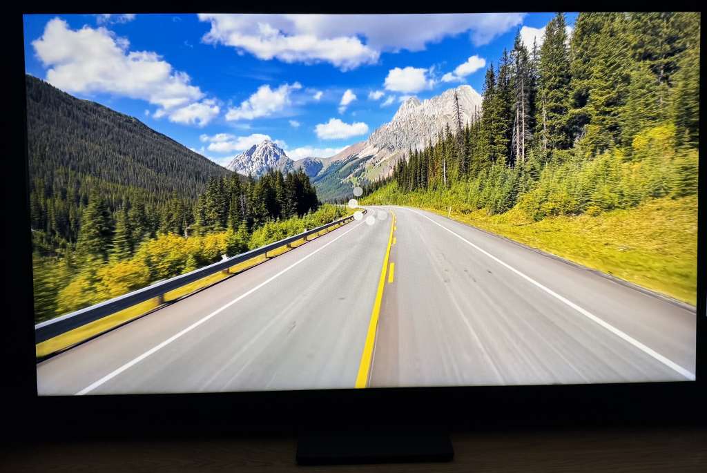 Telewizor Samsung QN77F – test płynności obrazu przy dużych prędkościach ruchu.