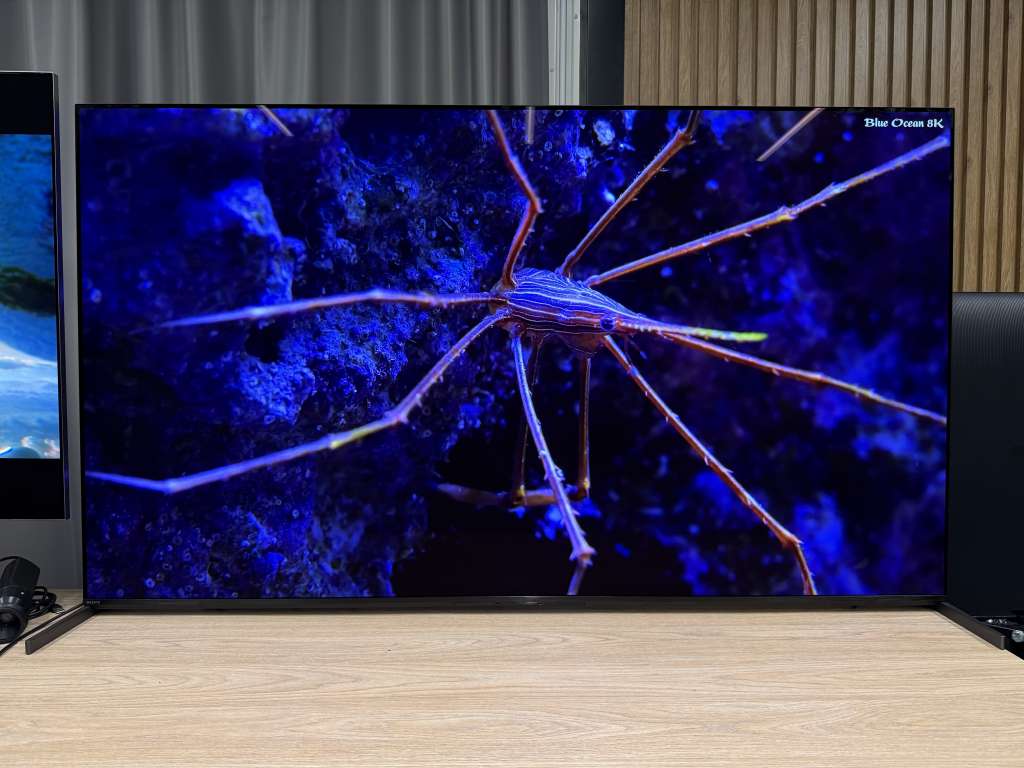 Telewizor Sony BRAVIA 8 II na stole podczas testu