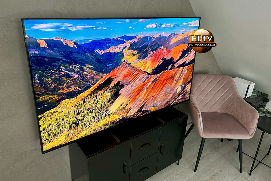 Telewizor Sony BRAVIA 5 na szafce w pokoju - widok z boku