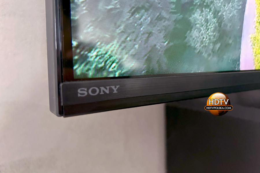 Telewizor Sony BRAVIA 5 - widok na obudowę ekranu z dołu i logo