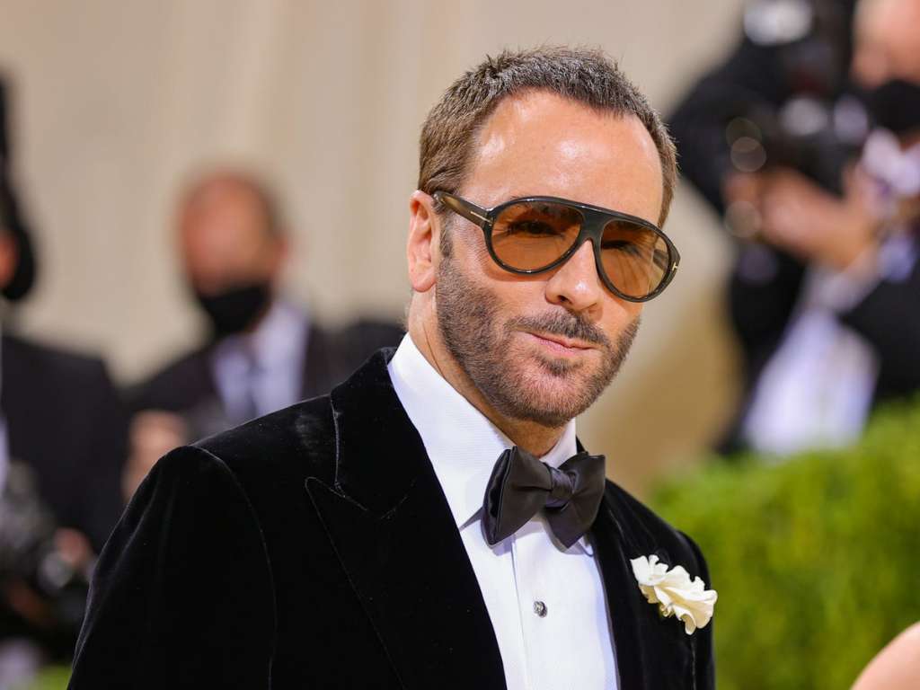 reżyser Tom Ford na ściance w okularach 