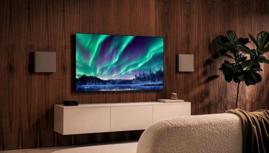 Telewizor QD-OLED Sony BRAVIA 8 II na ścianie w salonie