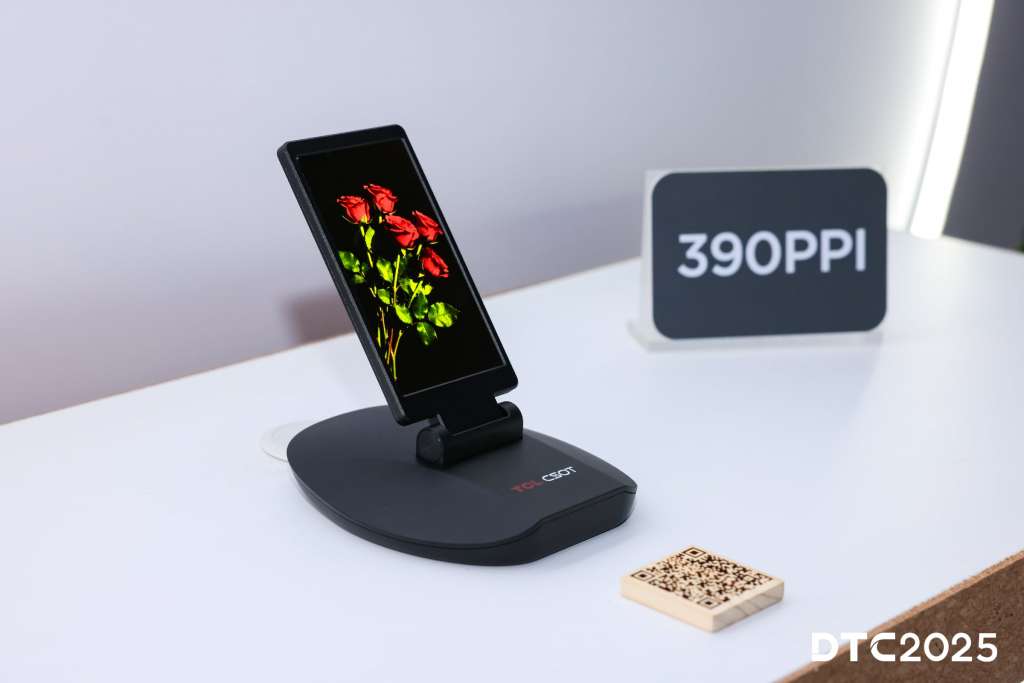 Smartfon z drukowany ekranem OLED prezentowany przez firmę TCL na wystawie