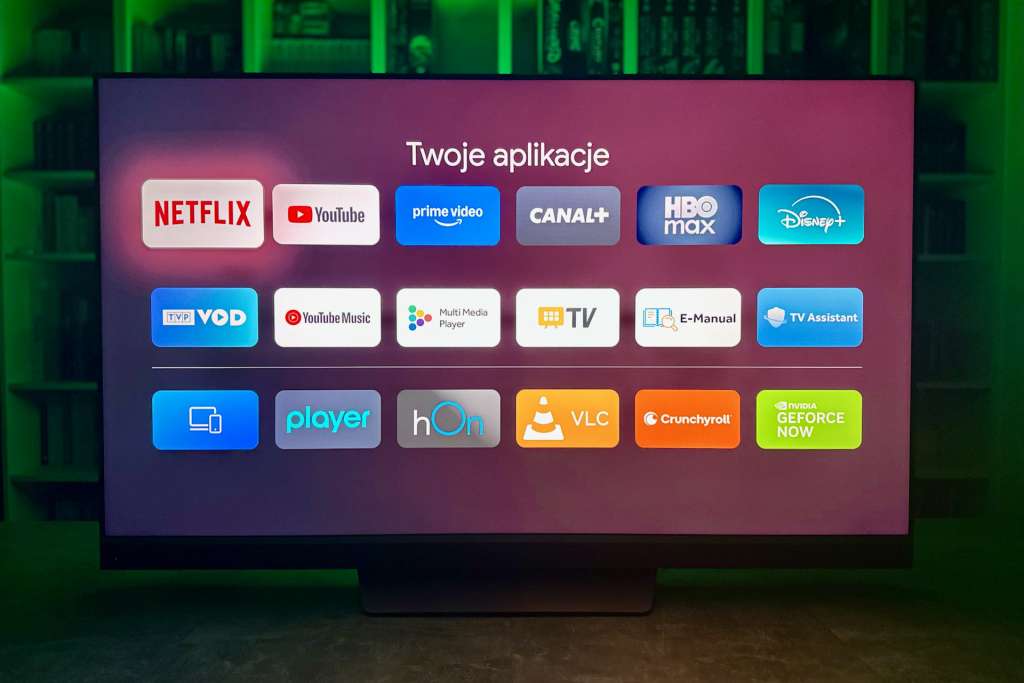Ekran telewizora Haier M95 włączony po zmroku, ustawienia obrazu, aplikacje w systemie Google TV - widok z przodu