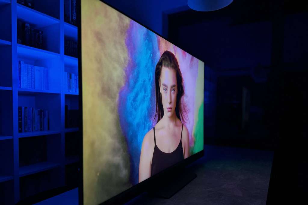 Ekran telewizora Haier M95 włączony po zmroku - widok pod dużym kątem