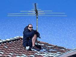 człowiek na dachu antena