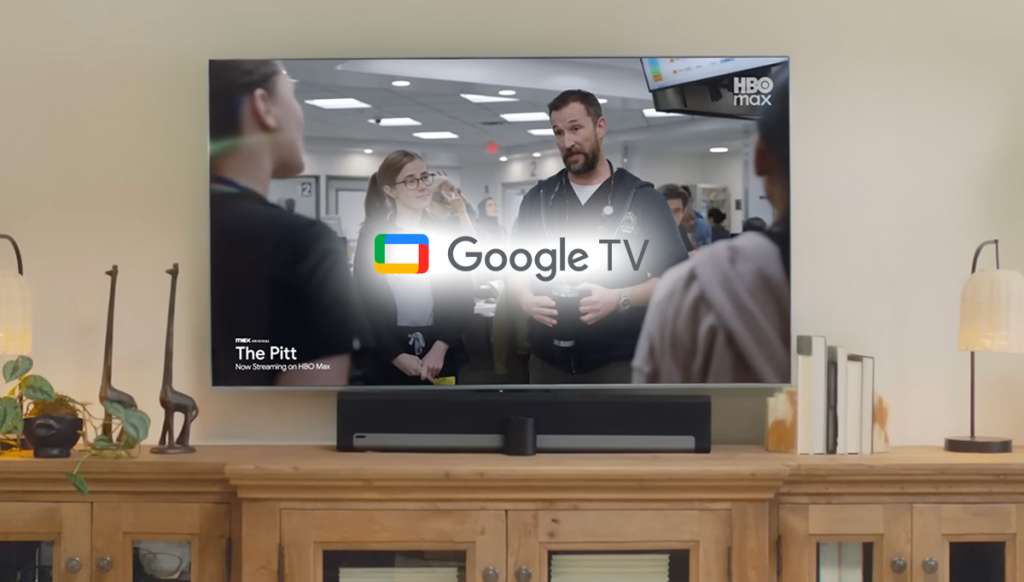Logotyp Google TV na tle telewizora z włączonym serwisie HBO Max