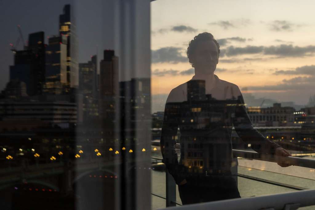 kadr z serialu "The Night Manager"