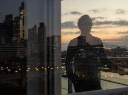 kadr z serialu “The Night Manager”