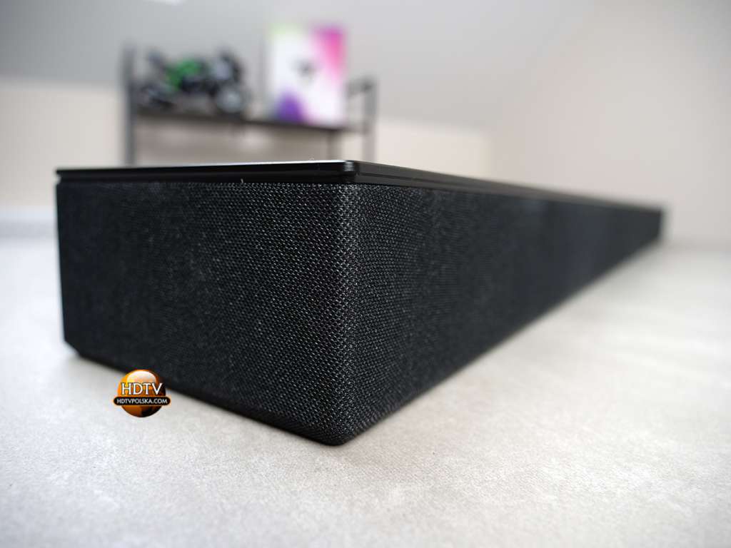 Soundbar TCL Q65H - listwa na stole, widok z boku