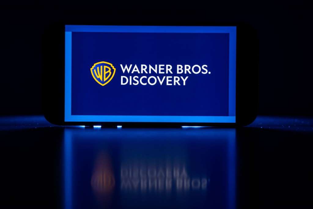 logo Warner Bros. Discovery na smartfonie