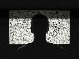 mężczyzna oglądający tv