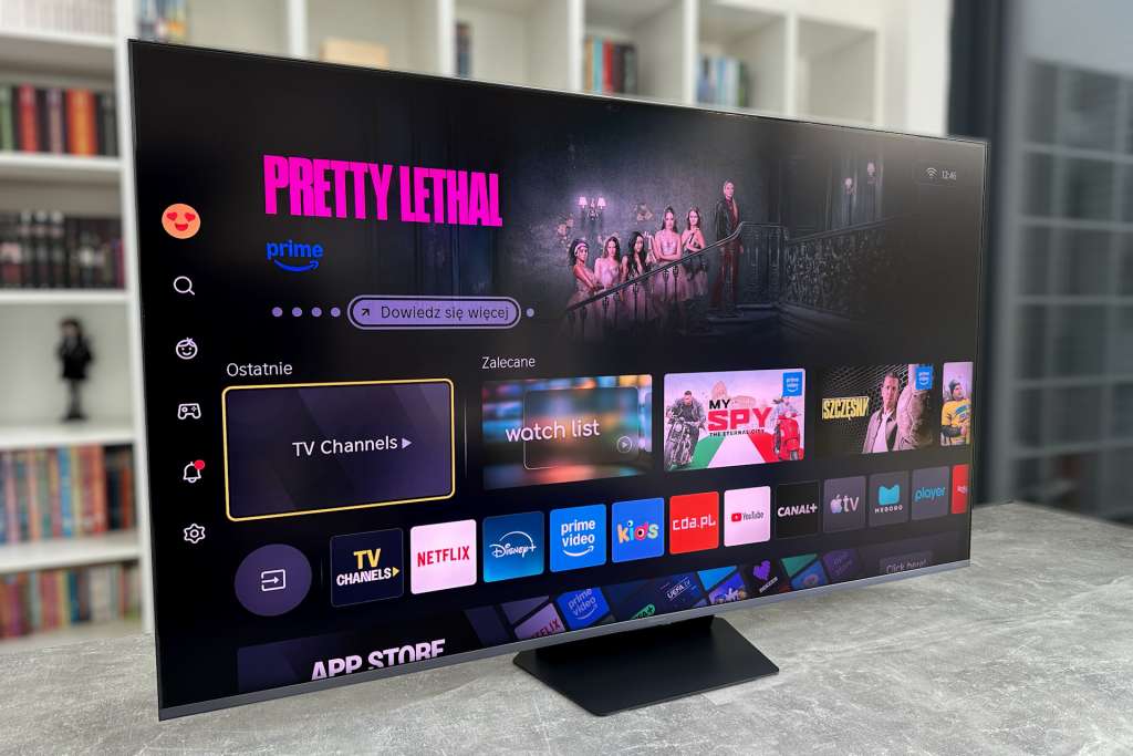 Test telewizora HISENSE RGB Mini LED UR9S - zbliżenie pod kątem na włączony ekran z wyświetlonym interfejsem systemu VIDAA