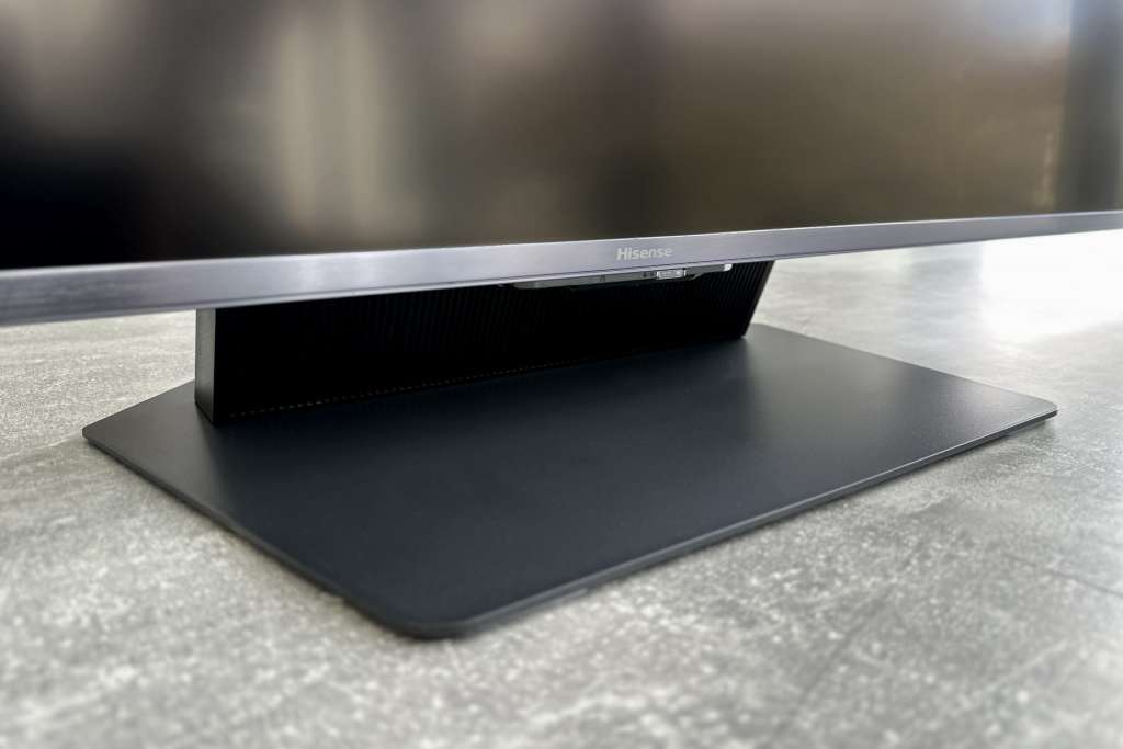 Test telewizora HISENSE RGB Mini LED UR9S - zbliżenie na zamontowaną podstawę telewizora od przodu