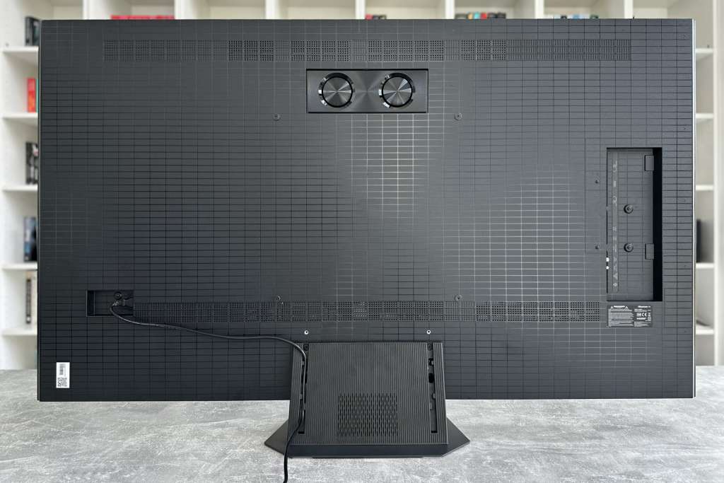 Test telewizora HISENSE RGB Mini LED UR9S - zbliżenie na całą tylną obudowę