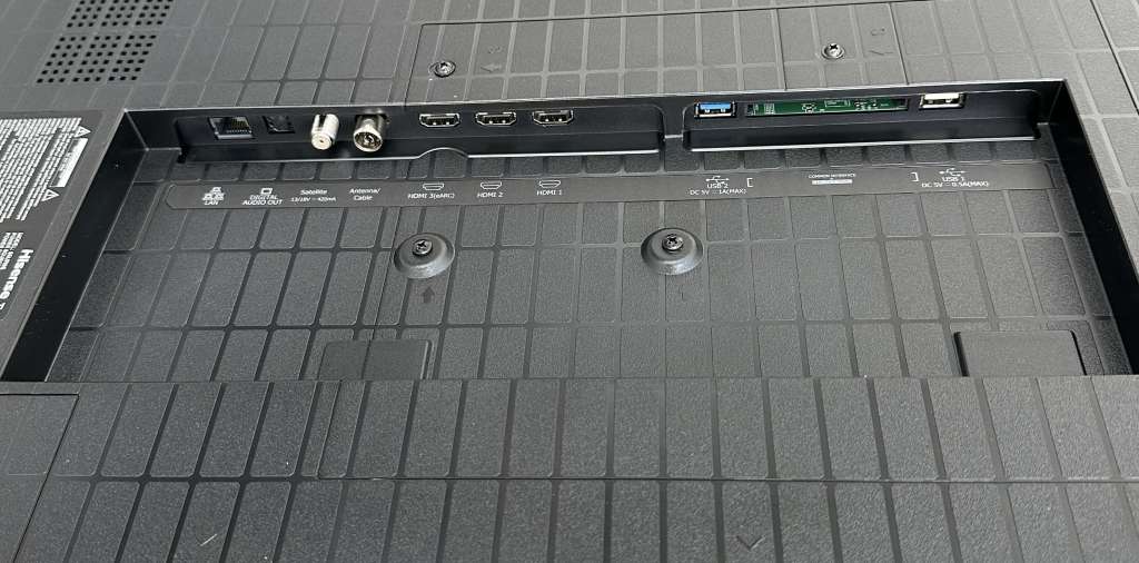 Test telewizora HISENSE RGB Mini LED UR9S - zbliżenie na panel ze złączami na tylnej obudowie