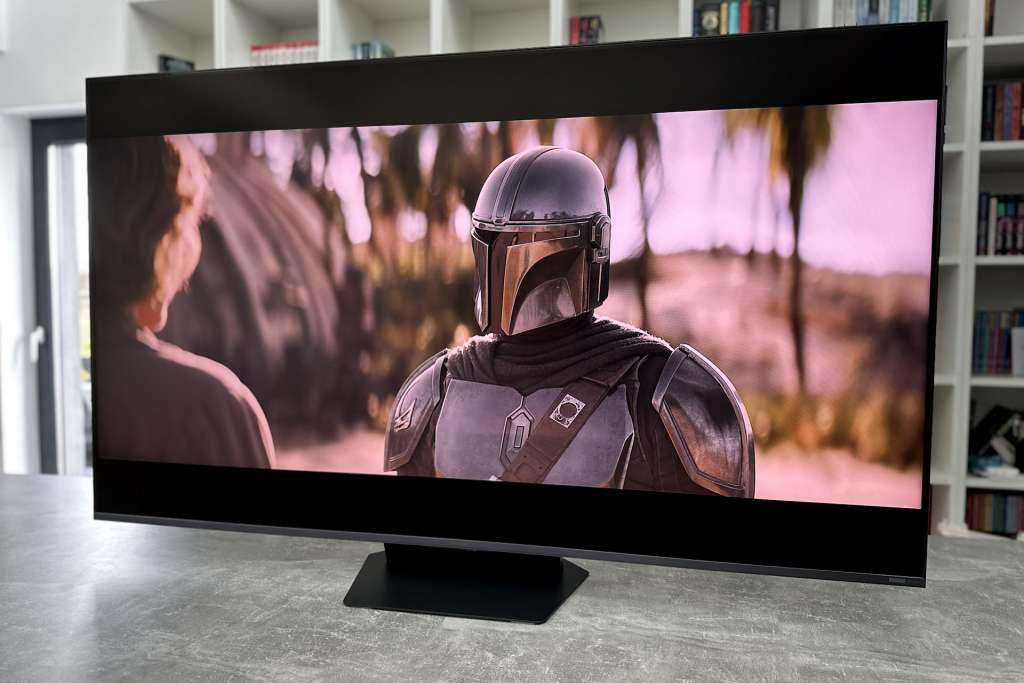 Test telewizora HISENSE RGB Mini LED UR9S - zbliżenie pod kątem na włączony ekran z wyświetloną sceną z serialu