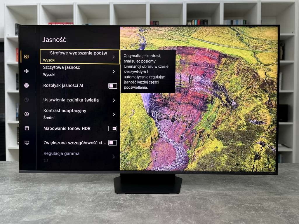 Test telewizora HISENSE RGB Mini LED UR9S - ustawienia jasności na ekranie