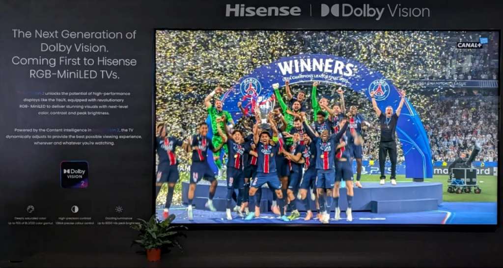 Test telewizora HISENSE RGB Mini LED UR9S - reklama funkcji Dolby Vision 2 telewizorach HISENSE