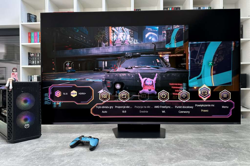 Test telewizora HISENSE RGB Mini LED UR9S - gra i pasek gracza wyświetlone na ekranie, obok telewizora komputer i kontroler do gier