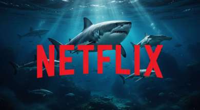 logo netflix na tle oceanu i rekinów