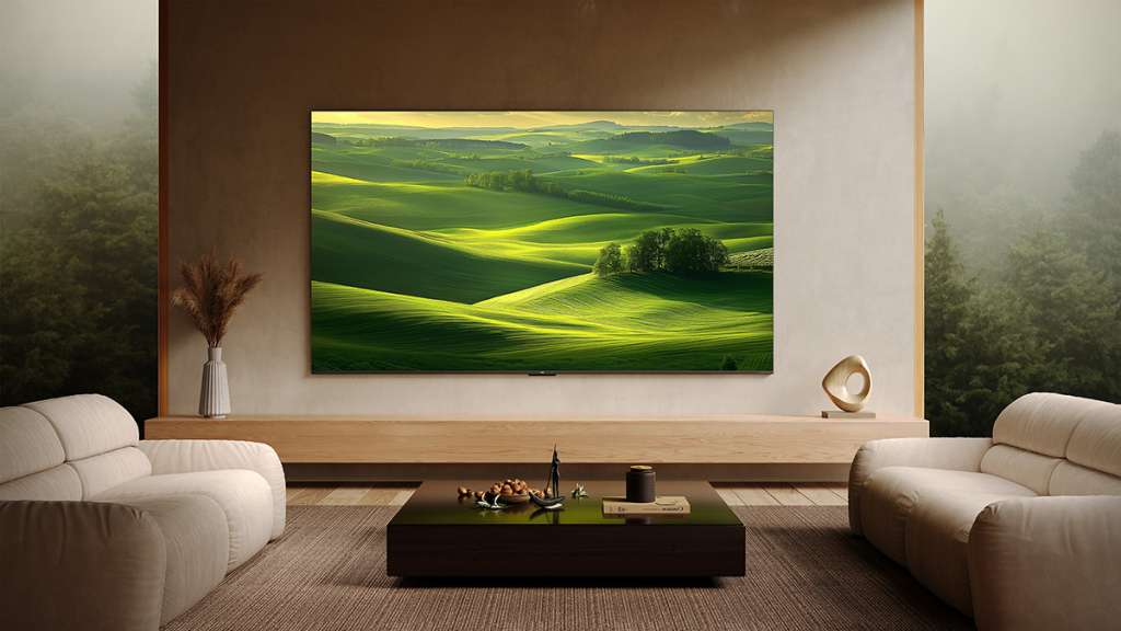 Telewizor TCL C7K w dziennym salonie na ścianie