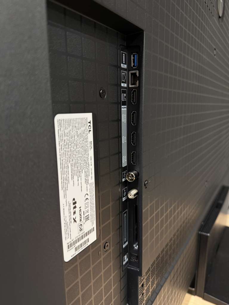 Złącza na tylnej obudowie telewizora TCL C8L