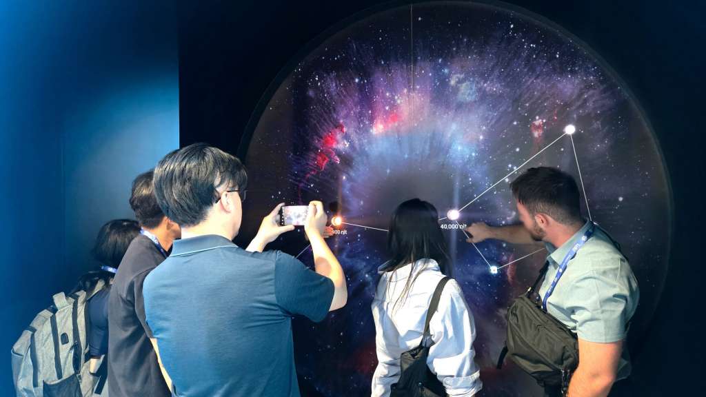Prezentacja ekranu RGB Micro-OLED firmy Samsung Display podczas targów